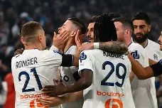 赛地聚焦：法甲今夜热度飙升，马赛主帅复盘，更衣室稳定，资深球员宣示担当(横滨水手vs广岛三箭比赛)