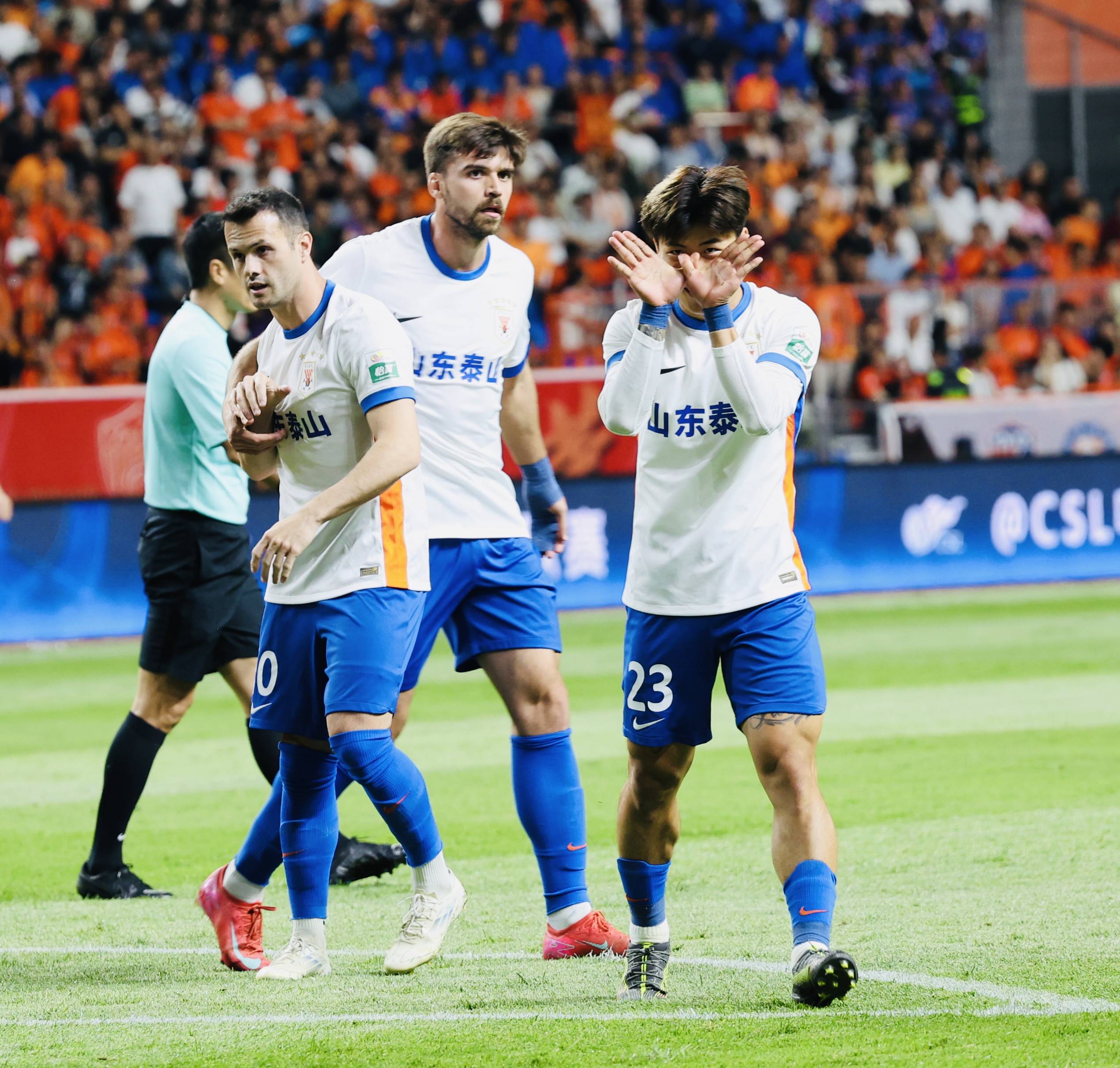 关于清晨中超传出新动向，山东泰山队长鼓劲，管理层表态：气氛紧张，团队化学反应显著的信息