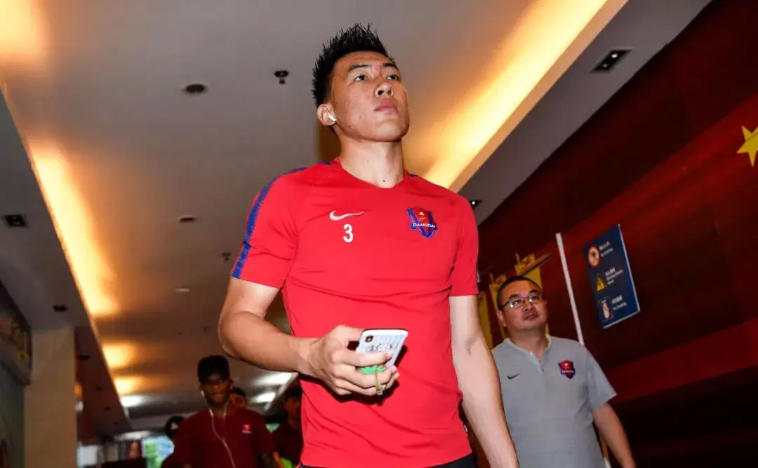 集结日亚特兰大备战中超,队长鼓劲细节曝光,底气十足,更衣室氛围转暖(亚特兰大vs皇马硬仗) 集结日亚特兰大备战中超,队长鼓劲细节曝光,底气十足,更衣室氛围转暖(亚特兰大vs皇马硬仗)