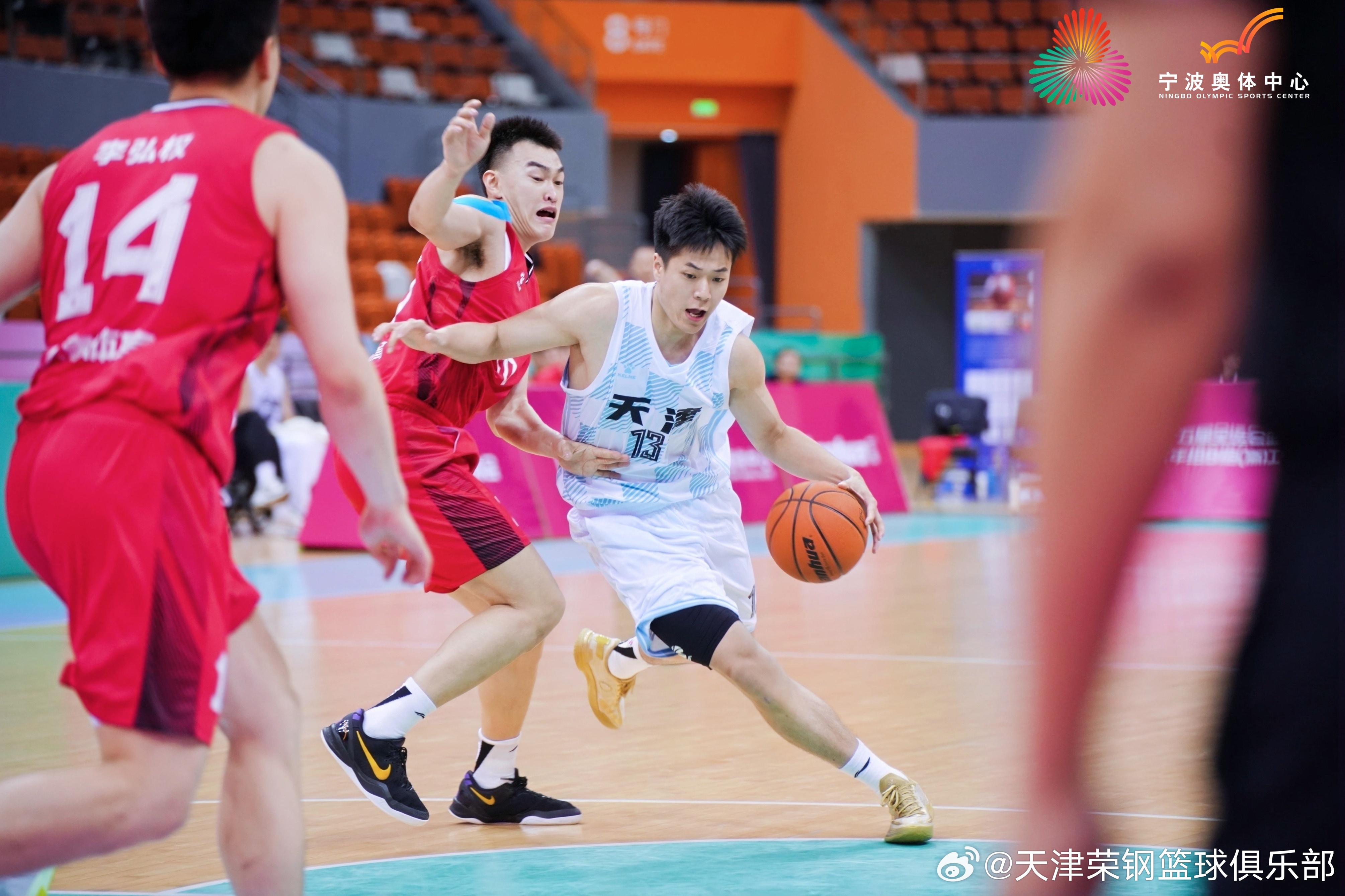 上海久事训练开放日,国际比赛日内部沟通引欢呼,CBA季后赛在即,心理建设被强调的简单介绍 上海久事训练开放日,国际比赛日内部沟通引欢呼,CBA季后赛在即,心理建设被强调的简单介绍