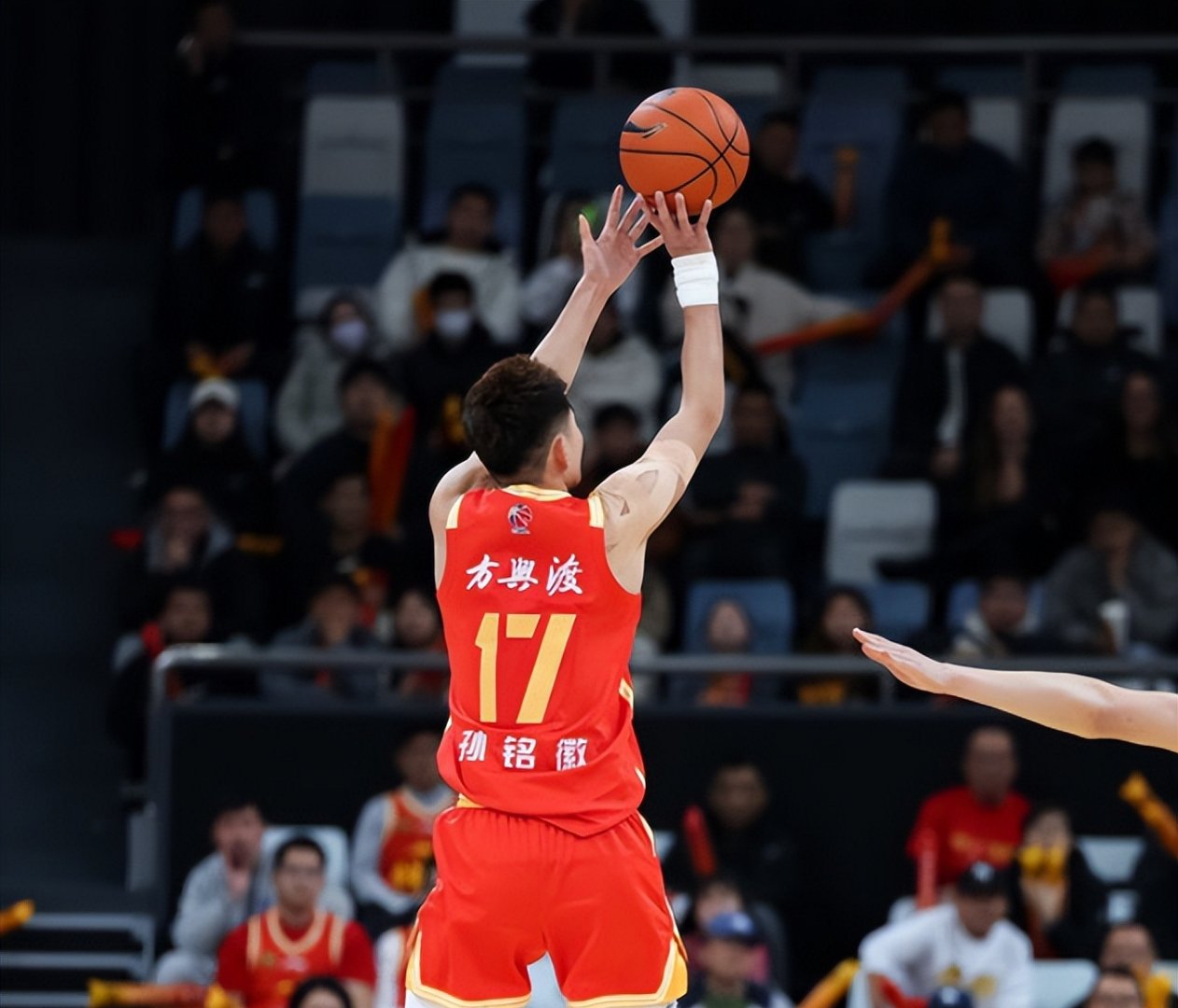 NBA常规赛赛后再迎强敌，夏洛特黄蜂远射贴柱，主帅态度——管理层满意，训练强度明显提升的简单介绍