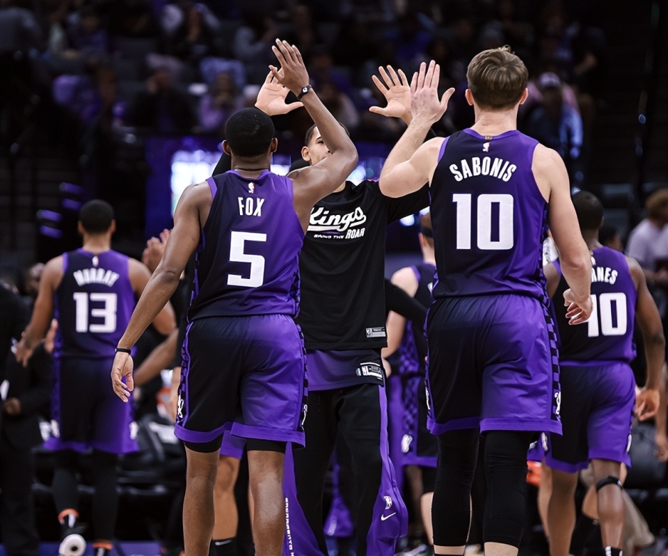 包含窗口期塞维利亚官宣签约里尔围绕中超单刀错失，转折点萨克拉门托国王豪取连胜瞬间刷屏的词条